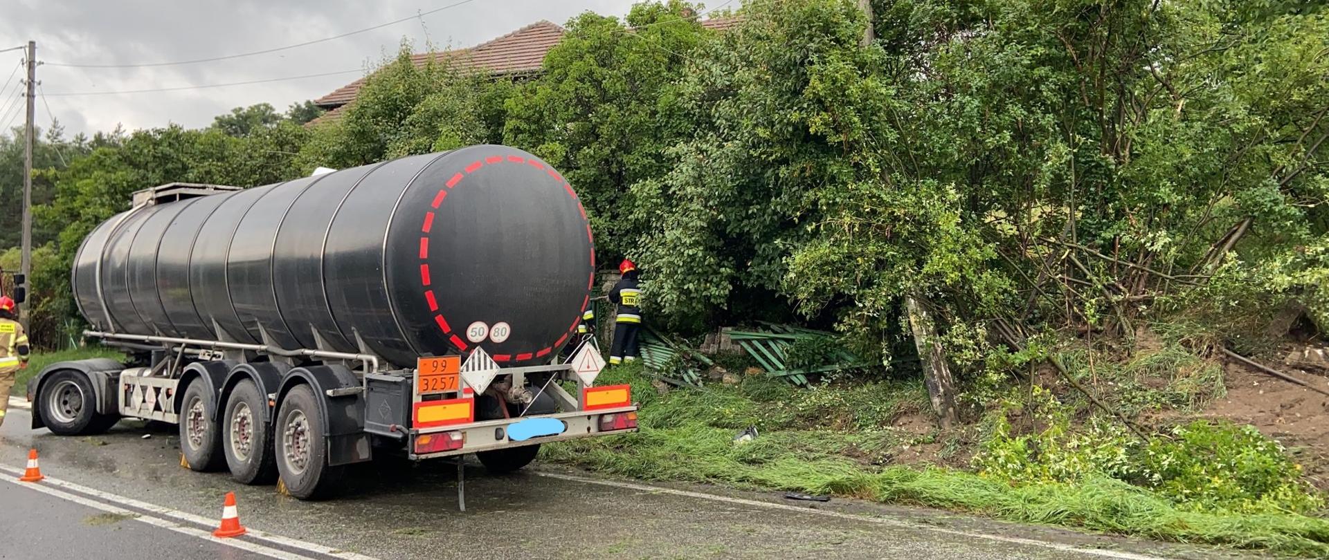 Samochód ciężarowy cysterna stoi na poboczu drogi