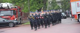 Zdjęcie przedstawia pododdział marszowy kompanii honorowej wchodzący na plac uroczystości 
