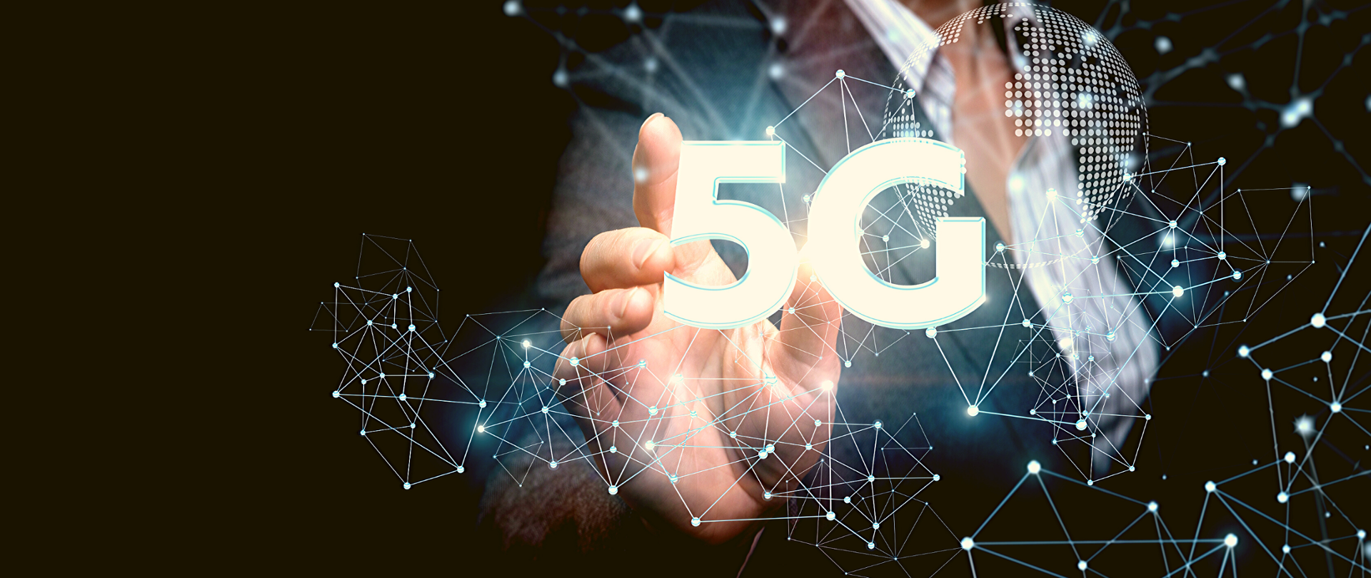 Grafika 5G przedstawiająca dłoń kobiety dotykającą ekranu