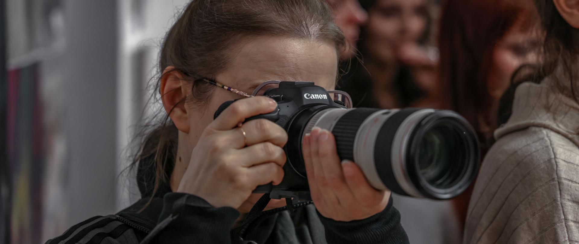 Fotografia ukazująca osobę wykonującą zdjęcia.