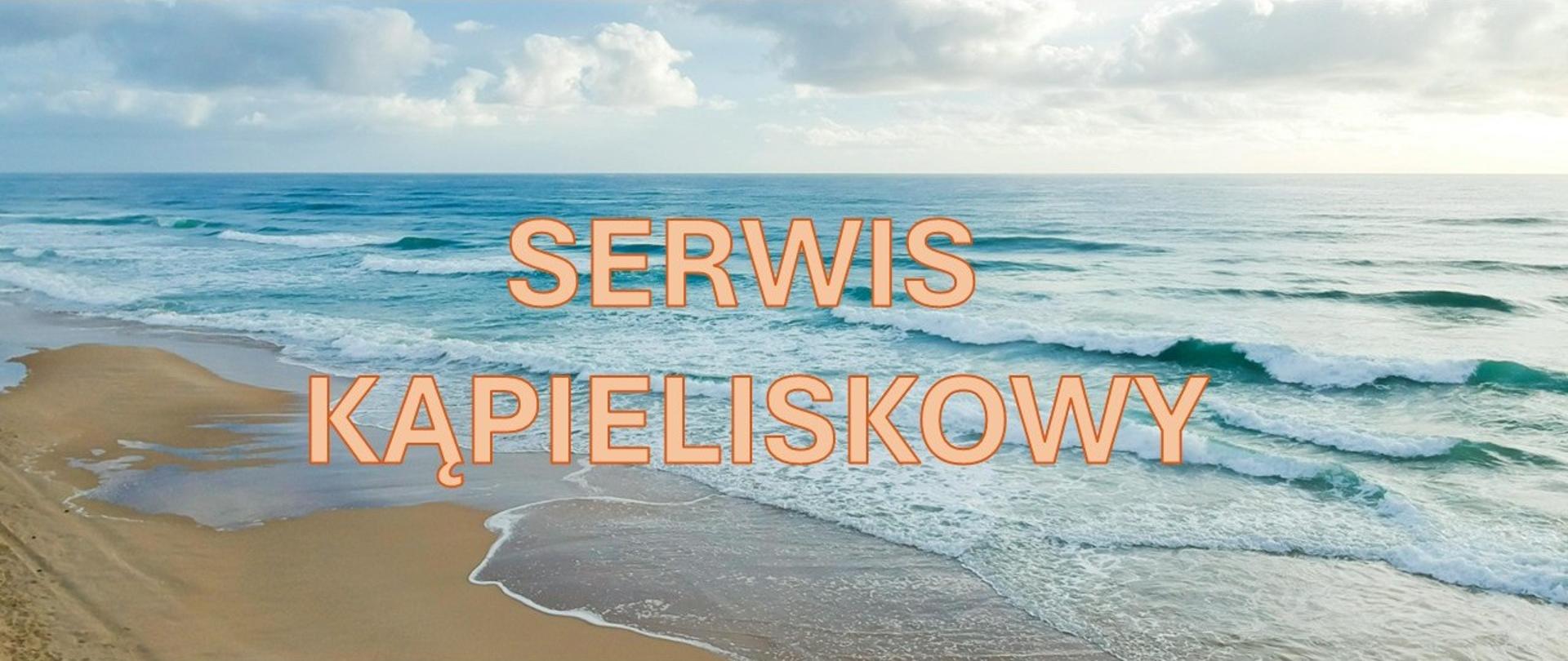 zdjęcie w tle przedstawia spokojne morze i plażę na środku napis SERWIS KĄPIELOWY