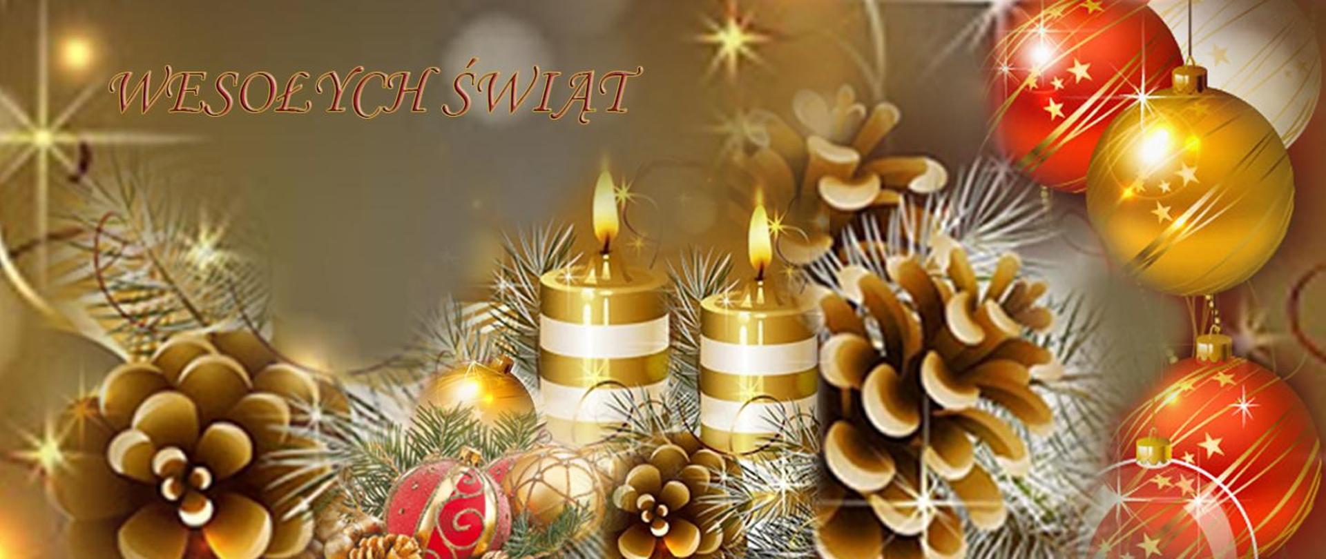 Zdjęcie przedstawia stroik świąteczny. Dekoracja złożona jest z dwóch palący się świec, bombek oraz szyszek w złotych odcieniach. 