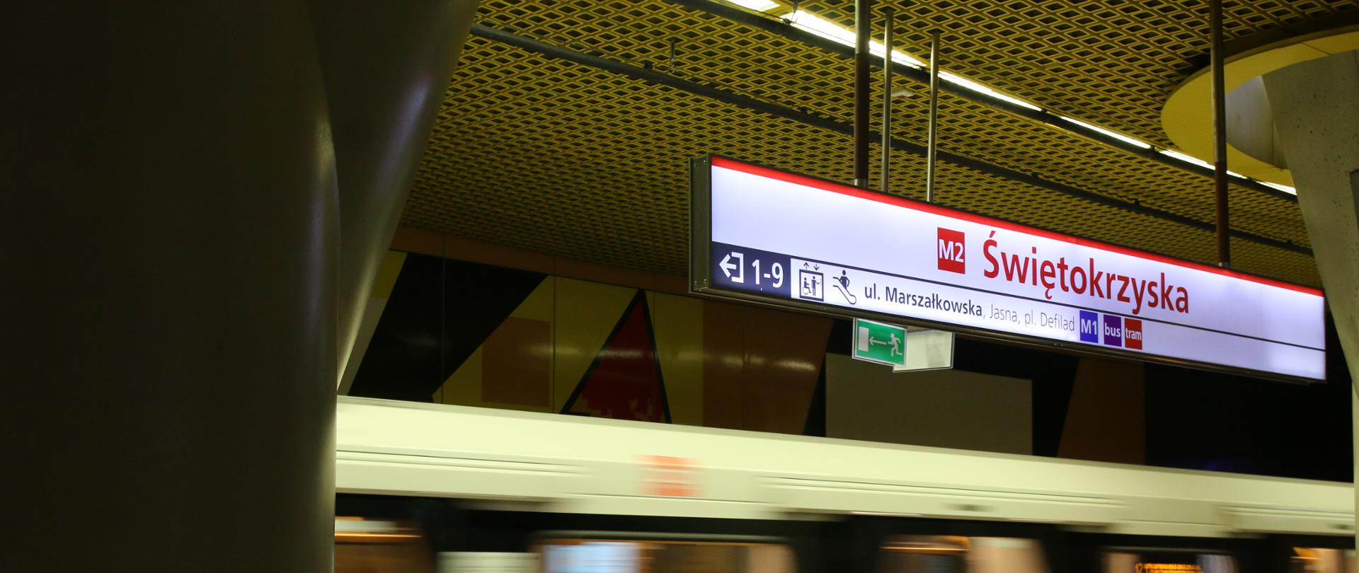 Widok na stację, fragment wagonika metra oraz nazwę stacji Świętokrzyska