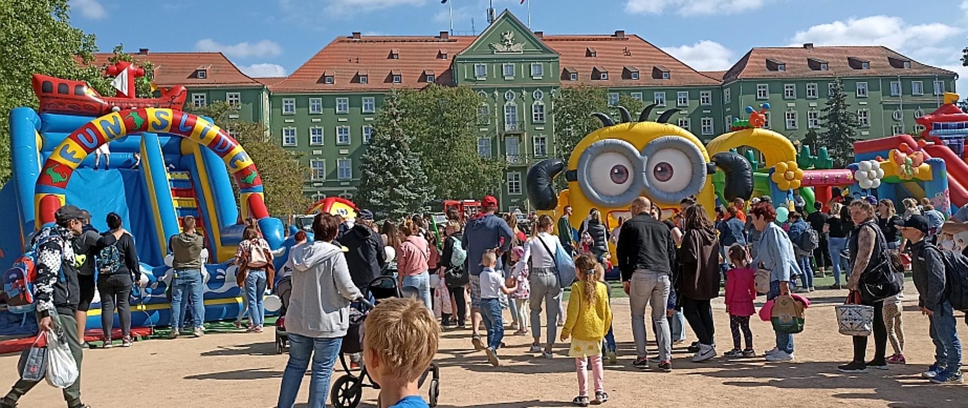 Stoiska profilaktyczno-edukacyjne Powiatowej Stacji Sanitarno-Epidemiologicznej w Szczecinie, z okazji Światowego Dnia Dziecka na Jasnych Błoniach w Szczecinie
