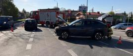 Kolizja samochodów osobowych, w tle zastęp z Jednostki Ratowniczo Gaśniczej nr 1