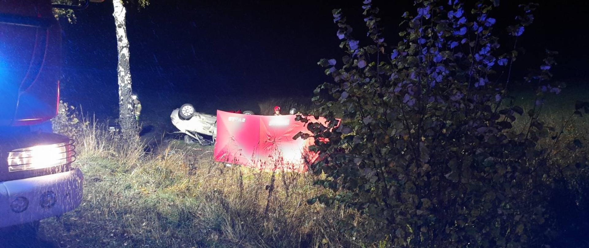 Parawan osłaniający uszkodzony w wypadku samochód