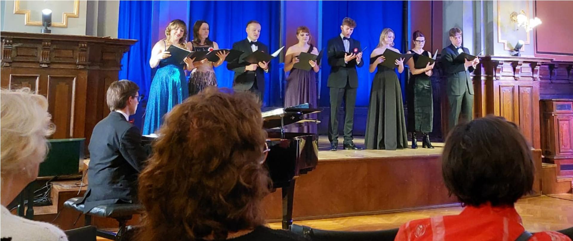 Zdjęcie przedstawia uczestników koncertu w Akademii sztuki