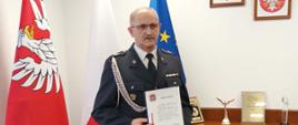 Dh Stanisław Augustyniak z OSP Sterdyń został wyróżniony tytułem „Strażak Miesiąca Sierpnia” na Mazowszu - na zdjęciu stoi strażak z dyplomem