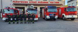 Zdjęcie przedstawia strażaków w ubraniu koszarowym oddającym hołd zmarłemu na skutek nieszczęśliwego wypadku śp. druhowi Markowi Bartwickiemu z OSP w Rumianie.