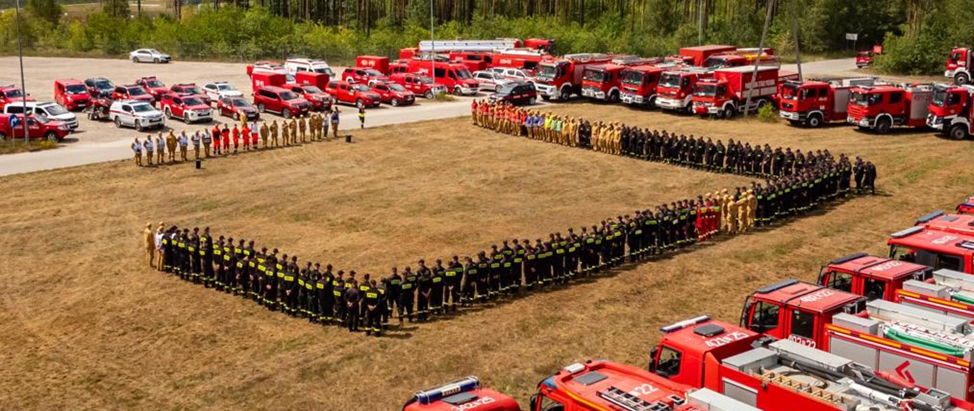 Widok z góry na odprawę kończącą ćwiczenia
