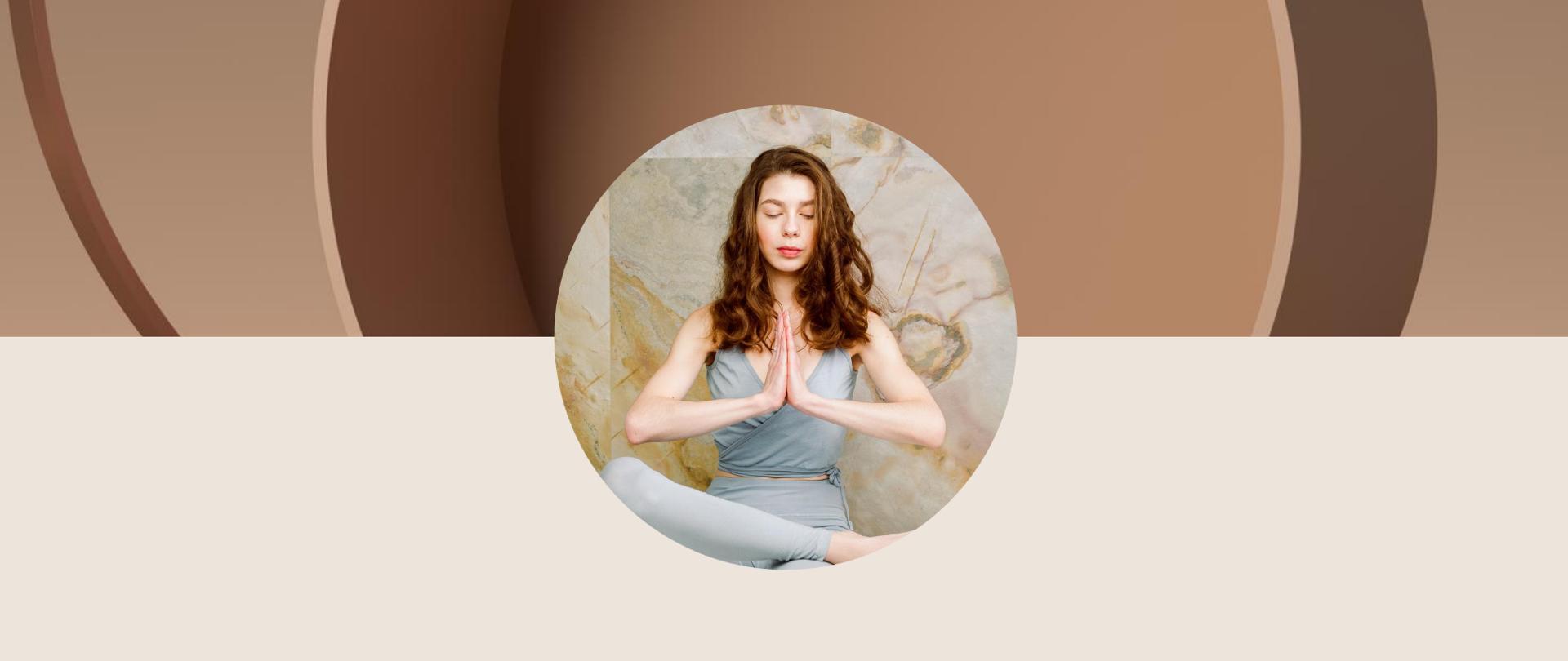 Na zdjęciu jest joginka w siadzie skrzyżnym. Tło jest brązowe.