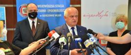 Wojewoda lubuski Władysław Dajczak wypowiada się do mediów, po lewej stronie główny inspektor sanitarny Krzysztof Saczka, po prawej stronie lubuski państwowy wojewódzki inspektor sanitarny Dorota Konaszczuk