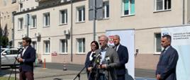 Zdjęcie ministra Adama Niedzielskiego z konferencji prasowej w Szamotułach