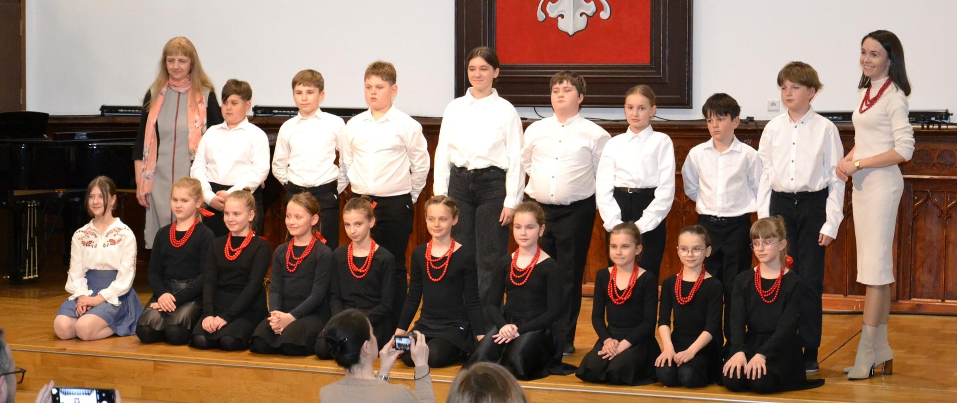 uczniowie klasy trzeciej A i B podczas koncertu klasowego na scenie w sali królewskiej PSM w Mielcu