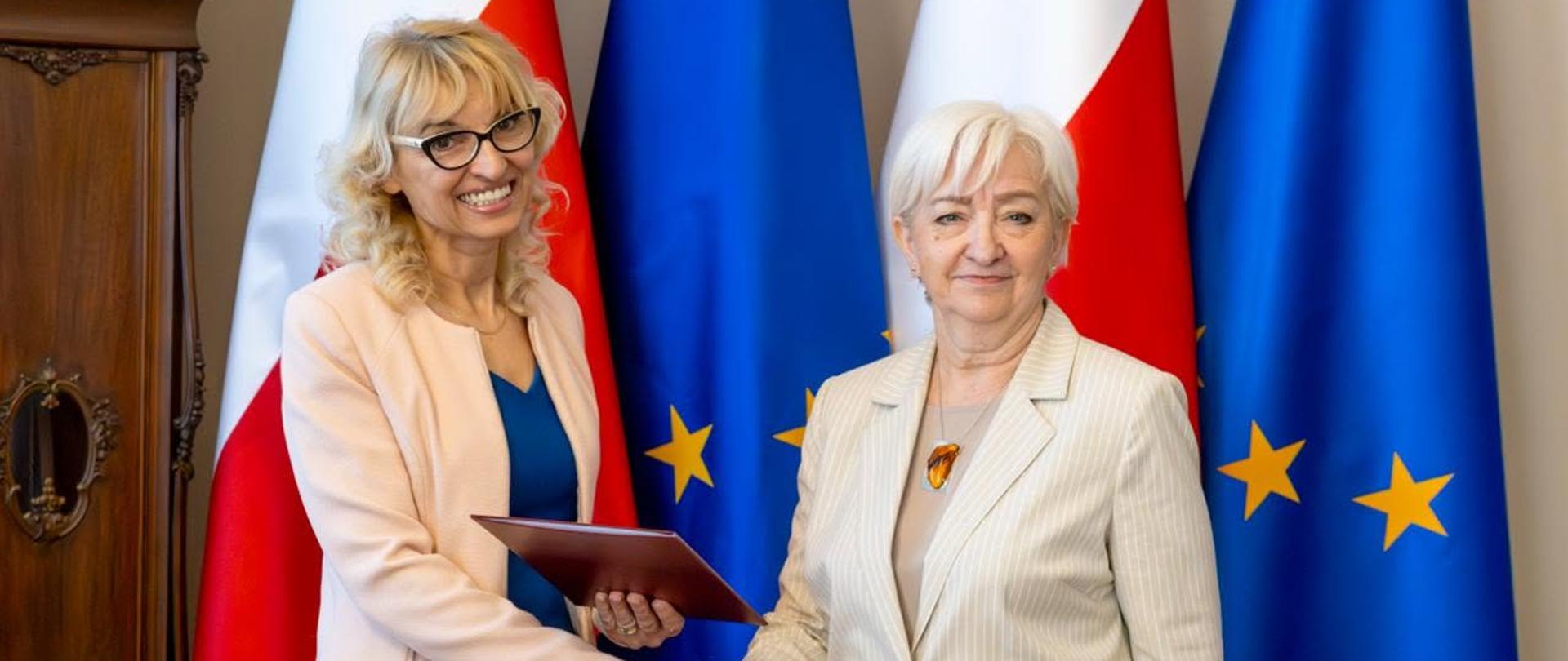 Konsultant wojewódzki w dziedzinie pielęgniarstwa anestezjologicznego i intensywnej opieki Małgorzata Pniak wspólnie z wojewodą łódzkim Dorotą Ryl. 