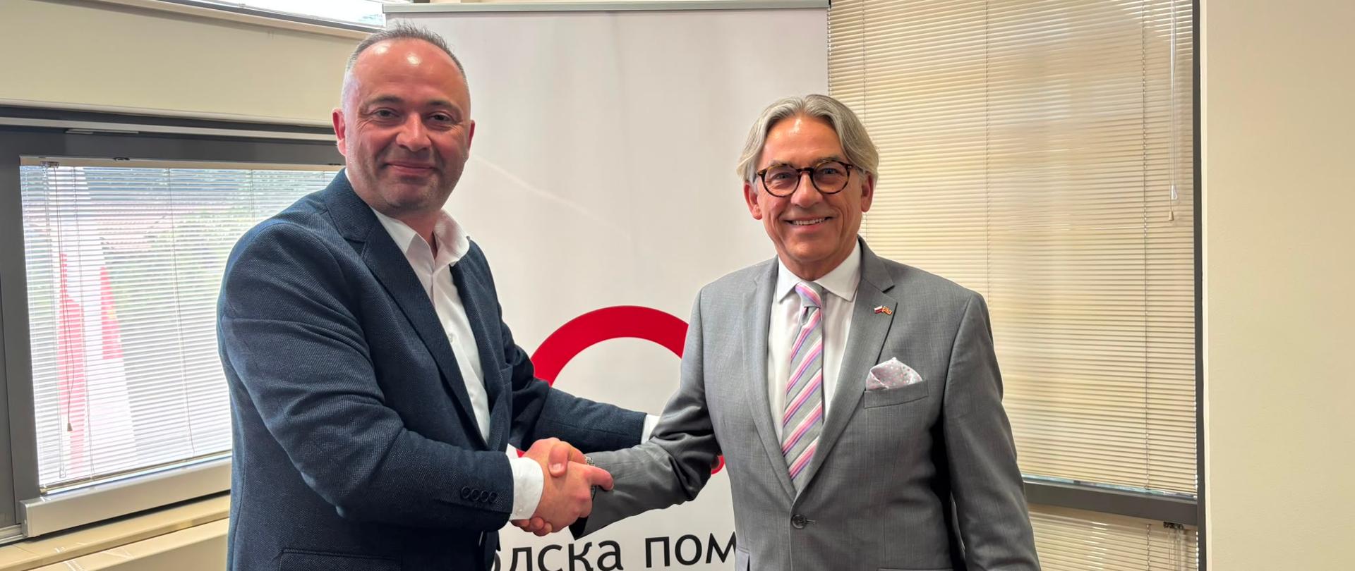Chargé d’affaires Mariusz Brymora oraz burmistrz Kočani Vladko Grozdanov.