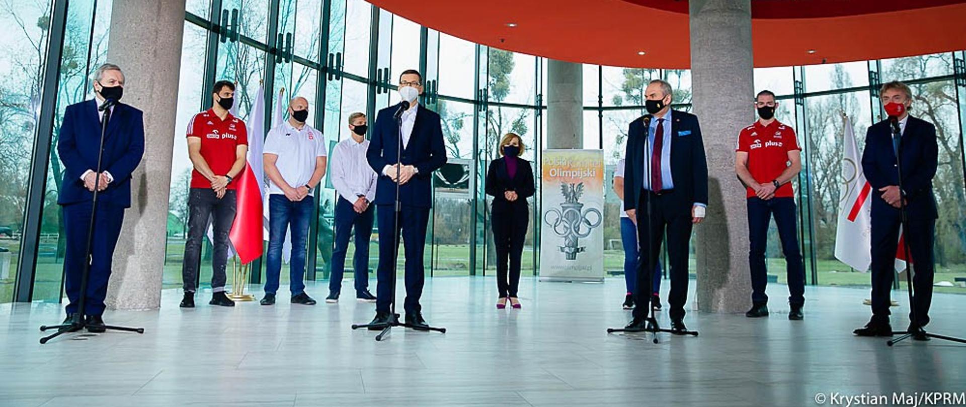 Widok na trwającą konferencję prasową.