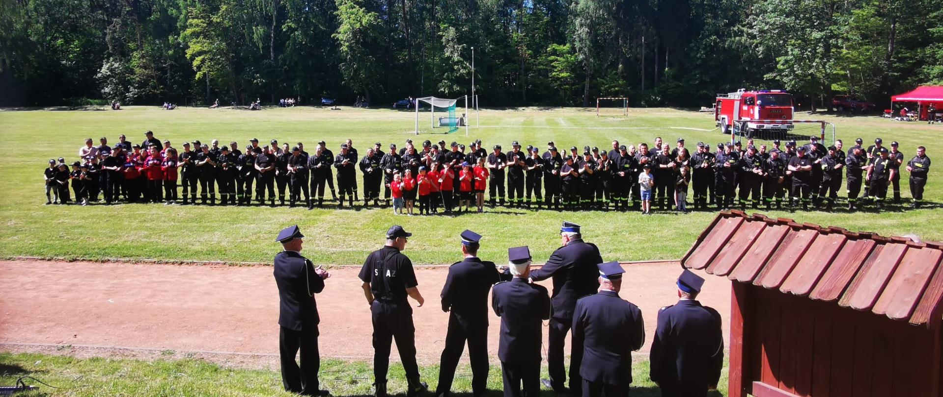 Otwarcie zawodów OSP, zbiórka na płycie boiska