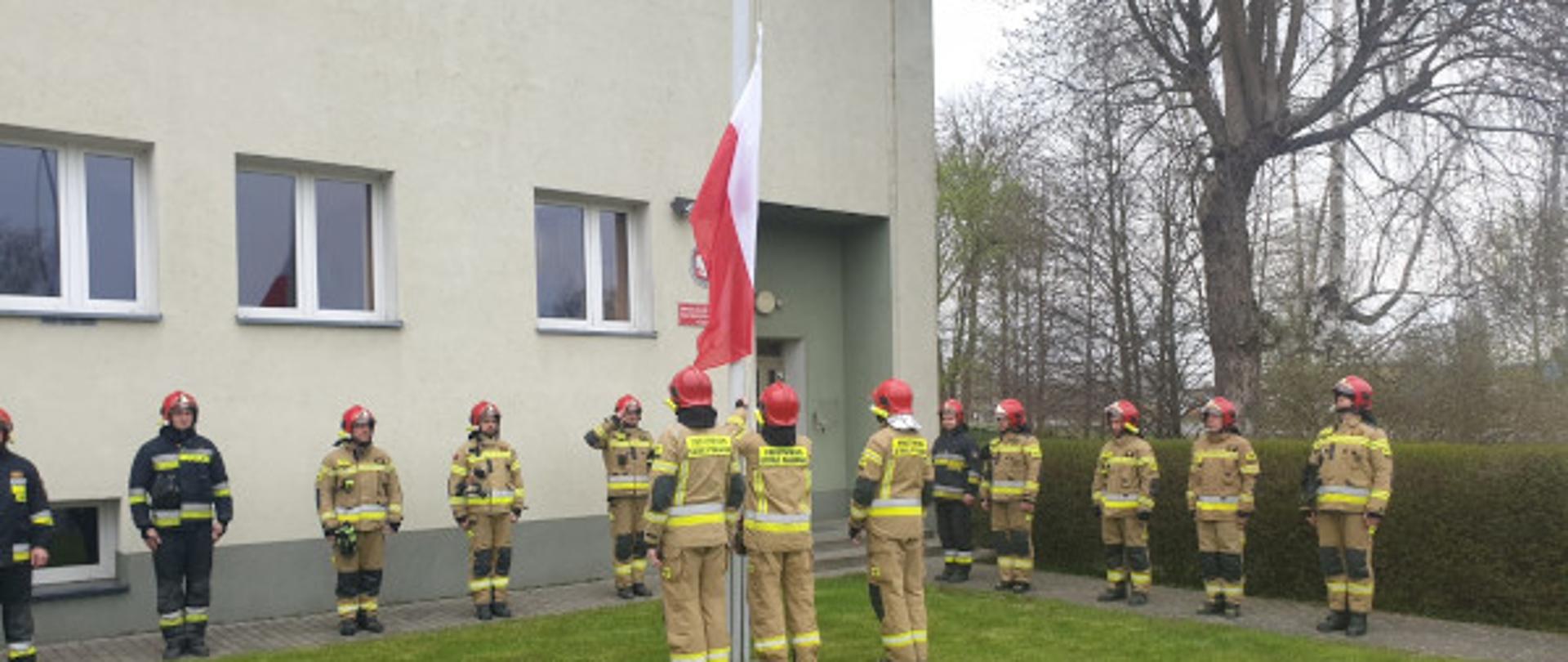 Uroczyste podniesienie flagi państwowej z okazji Dnia Flagi Rzeczypospolitej Polskiej
