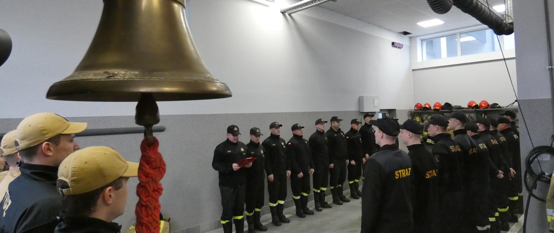 Pododdziały strazaków podczas zmiany służby