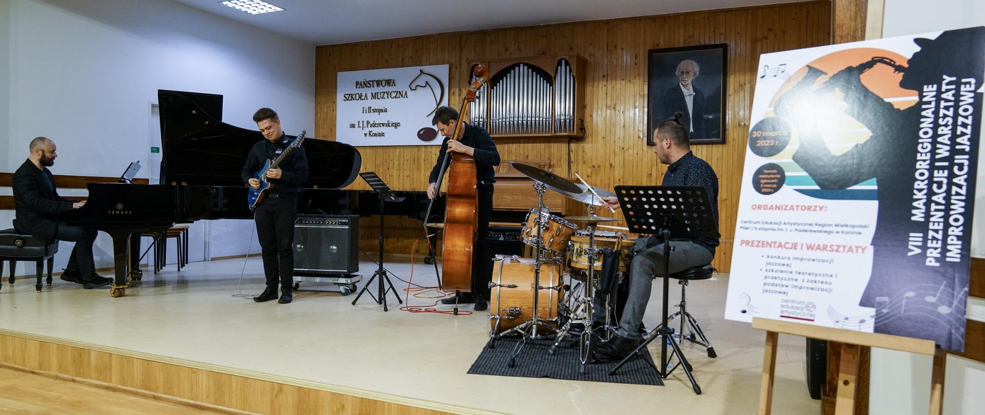Wojtek Oliński z sekcją rytmiczną na scenie PSM w Koninie