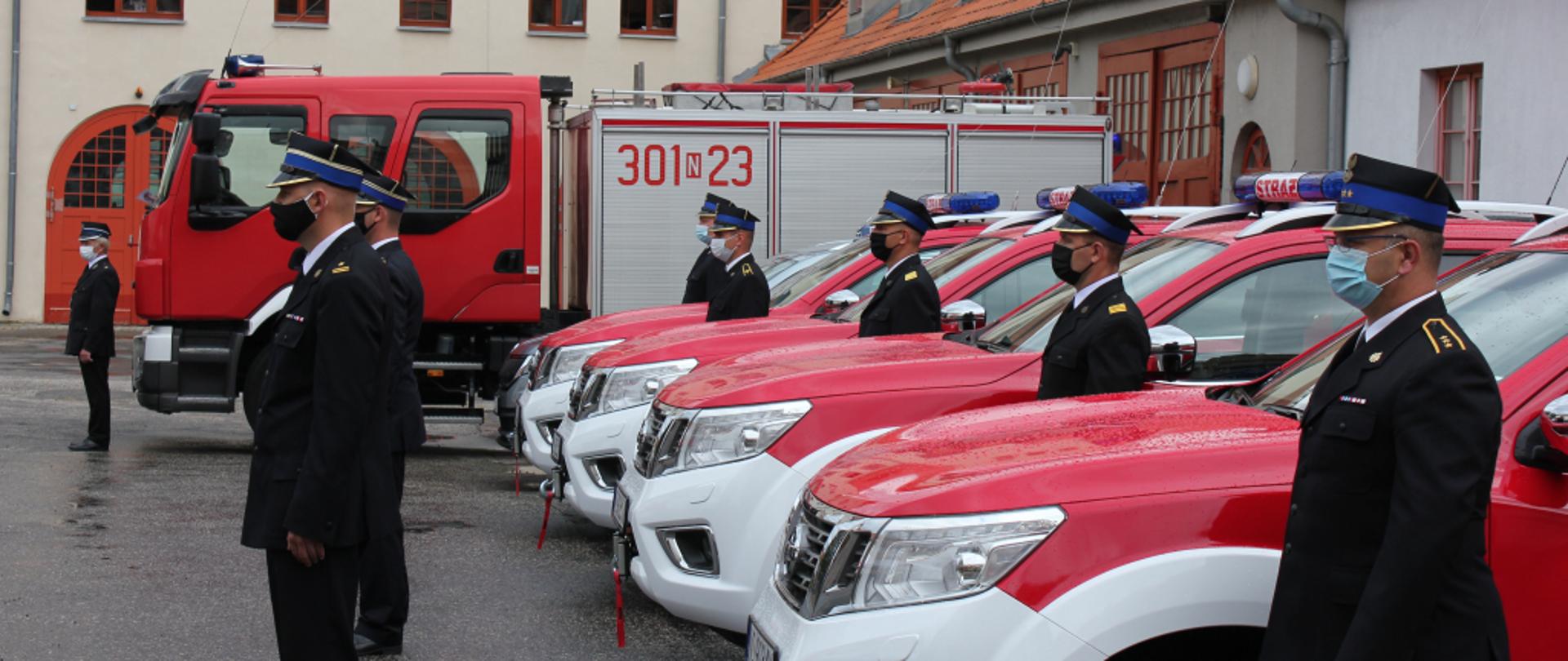 na zdjęciu widoczne nowe pojazdy oraz strażacy
