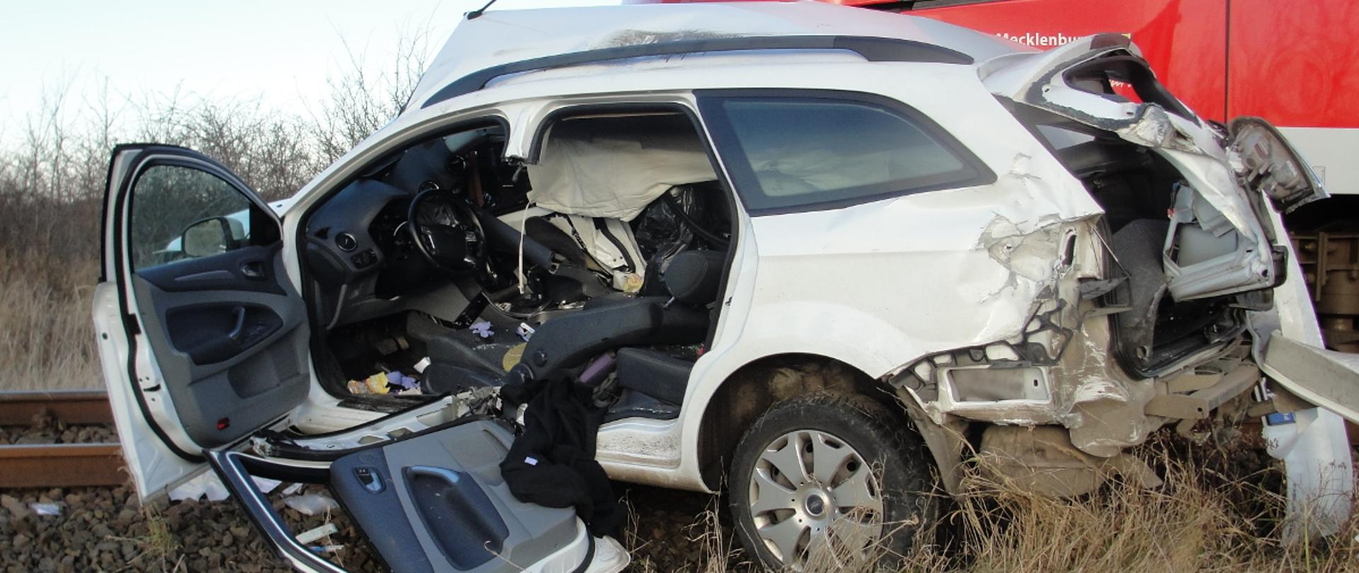 Zdjęcie przedstawia wrak samochodu osobowego