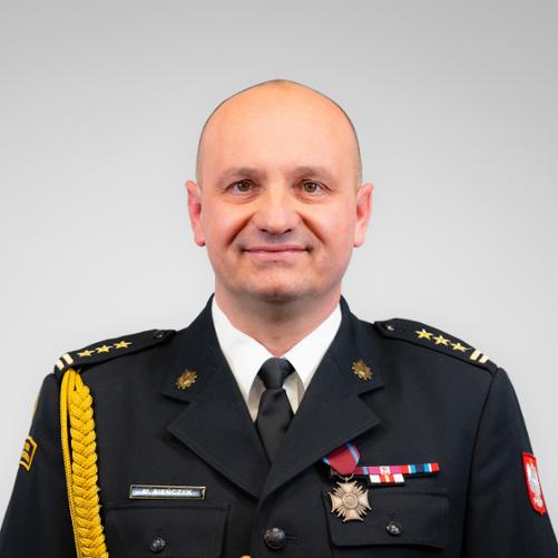 st. bryg. Maciej Bieńczyk w czarnym mundurze wyjściowym ze sznurem oficerskim