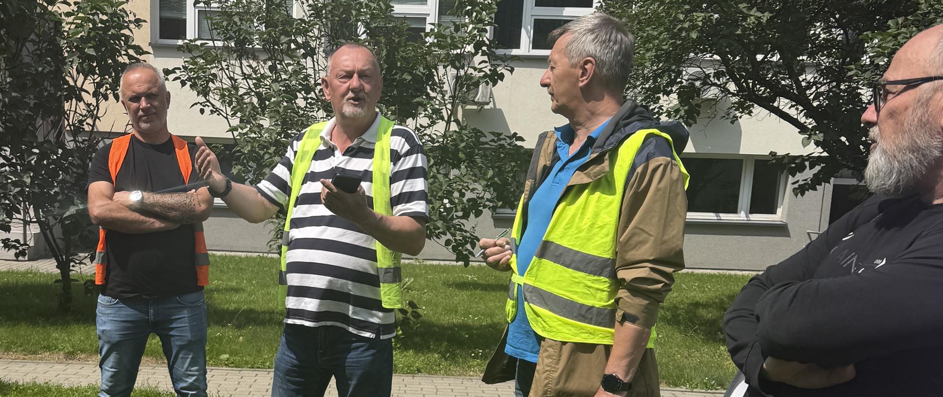 Pracownicy_oceniający_przebieg_ewakuacji_pracowników_WIORiN_w_Krakowie