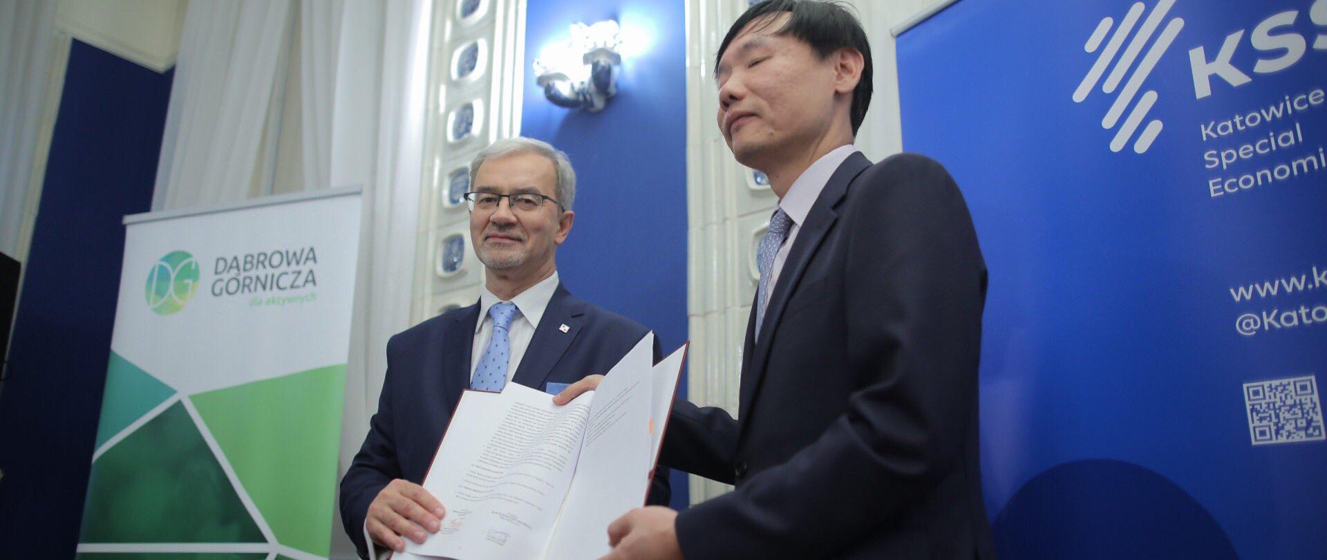 minister Jerzy Kwieciński i Jae Sok Rho, prezes SK IE Technology prezentują podpisaną umowę