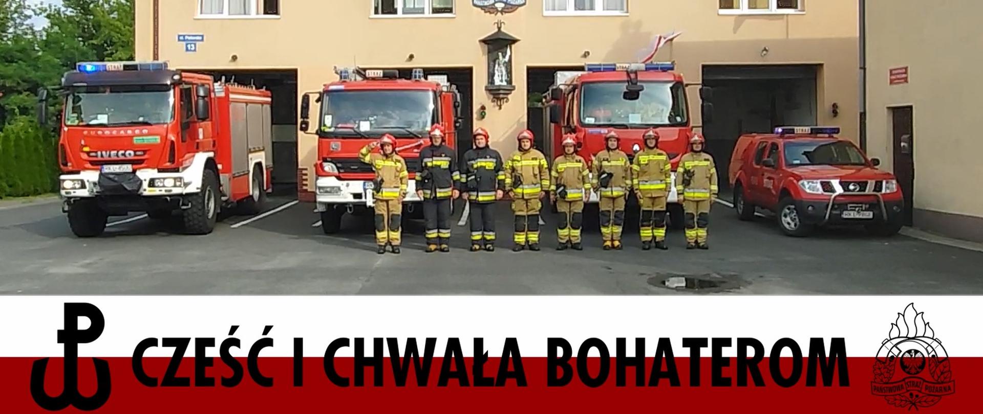 Na zdjęciu ośmiu strażakach w ubraniach specjalnych stoi w szeregu. Za nimi ustawione samochody pożarnicze.Na dole zdjęcia biało czerwona wstęga z symbolem Polski Walczącej , logo PSP oraz napisem Cześć i chwała bohaterom