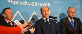 Minister zdrowia Konstanty Radziwiłł wraz z wicewojewodą łódzkim Karolem Młynarczykiem oraz dyrektorem łódzkiego OW NFZ Arturem Olesińskim odpowiada na pytania dziennikarzy o finansowaniu służby zdrowia w kontekście systematycznego wzrostu nakładów do poziomu 6% PKB.