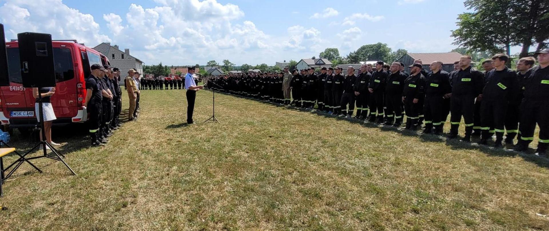 Międzygminne Zawody Sportowo – Pożarnicze jednostek OSP z terenu gmin Sabnie i Sterdyń 2023 - na zdjęciu strażacy na zawodach stoją na zbiórce
