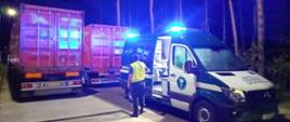Nocne kontrole ciężarówek przewożących kontenery w okolicach Bydgoszczy. Zestawy o nieprawidłowej konfiguracji i masie zatrzymali inspektorzy kujawsko-pomorskiej Inspekcji Transportu Drogowego.