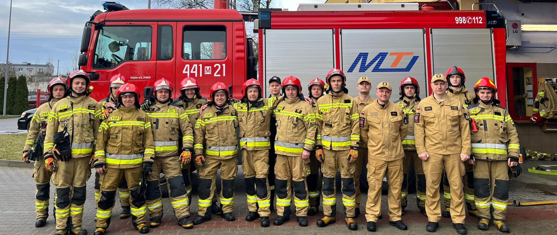 Wspólne zdjęcie st. kpt. Wiesława Karwata oraz st. ogn. Dariusza Baśkiewicza ze zmianami II i III na tle samochodu pożarniczego