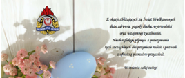 W tle bukiet kwiatów z niebieskim jajkiem. W lewym rogu kolorowe logo PSP, po prawej test życzeń.