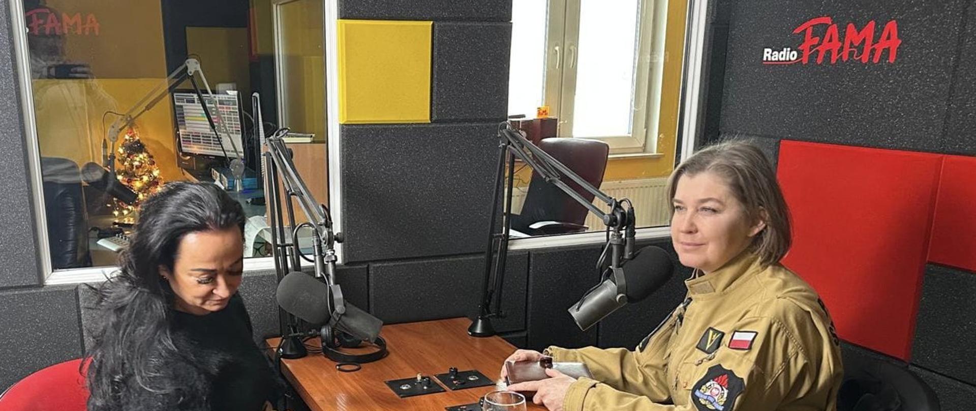 Zdjęcie przedstawia rzecznika prasowego i panią redaktor podczas rozmowy