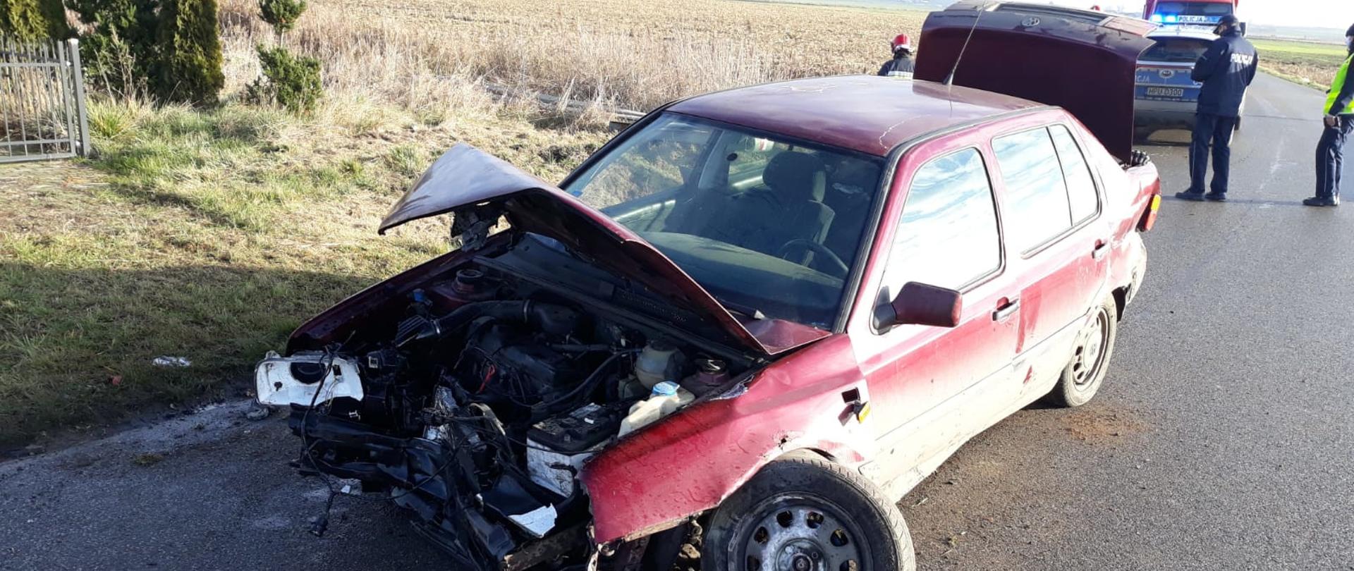 Strażacy i policja działają przy wraku samochodu osobowego.