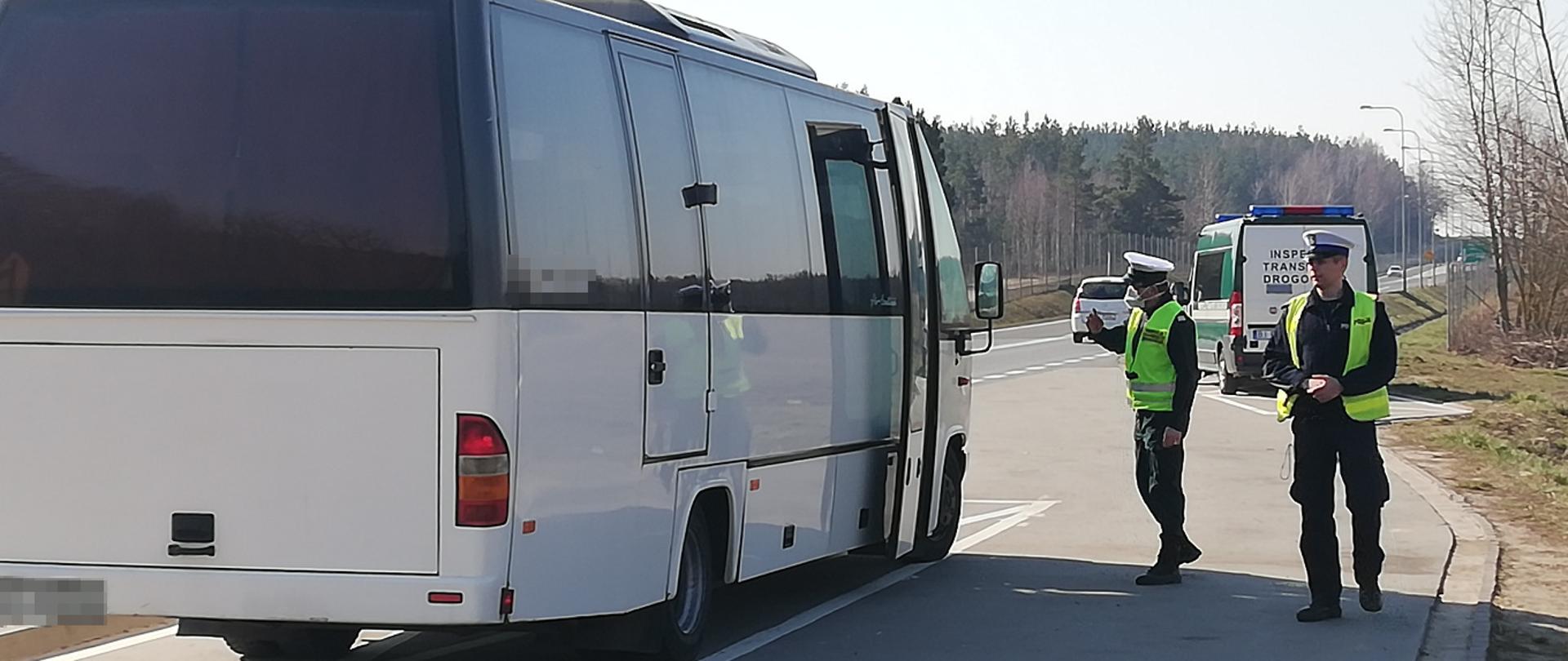 Funkcjonariusze ITD kontrolują liczbę osób korzystających z publicznego transportu zbiorowego