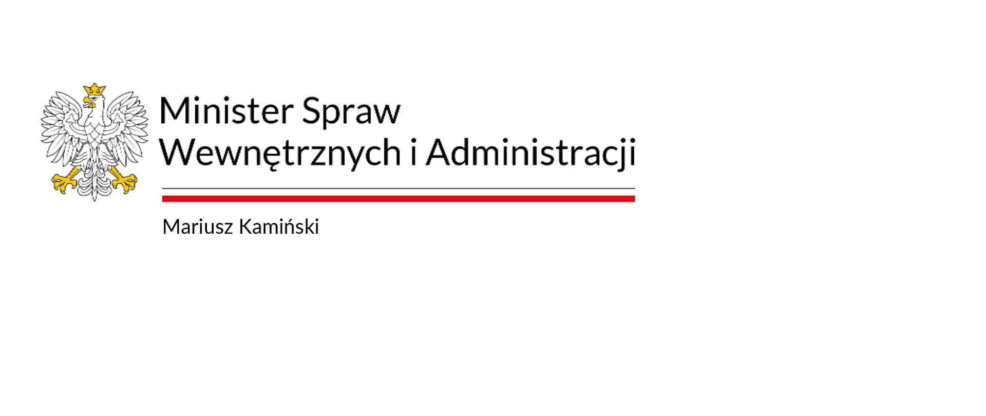 Funkcjonariuszki i Funkcjonariusze Państwowej Straży Pożarnej,
Druhny i Druhowie Ochotniczych Straży Pożarnych,
Pracownicy Cywilni PSP,
tegoroczne Święta Bożego Narodzenia i zbliżający się Nowy Rok 2023 skłaniają do podsumowań i refleksji.
Wszyscy widzieliśmy Wasze zaangażowanie w pomoc walczącej z rosyjską agresją Ukrainie. Przekazywaliście ukraińskim strażakom sprzęt, który uratował wiele istnień. To piękny przykład solidarności. Pamiętamy też strażackie wsparcie dla Straży Granicznej w związku z kryzysem migracyjnym na granicy polsko-białoruskiej. Kiedy podjęliśmy decyzję o prewencyjnej dystrybucji jodku potasu, dzięki profesjonalizmowi Strażaków tabletki dotarły do wszystkich polskich samorządów.
Każdego dnia angażujecie się w pomoc drugiemu człowiekowi. Jesteście wszędzie tam, gdzie pojawia się zagrożenie, zwykle jako pierwsi ruszacie do działania. Dziękuję Wam za tę niezwykle wymagającą służbę i wierność rocie strażackiej przysięgi.
Nasze myśli zmierzają już w kierunku Świąt Bożego Narodzenia, radosnego czasu, który spędzamy w gronie najbliższych. Gromadzimy się przy wigilijnym stole z dala od codziennych trosk i obowiązków. Wielu spośród Was spędzi te wyjątkowe dni dbając o nasze bezpieczeństwo. Myślami będziecie jednak ze swoimi Bliskimi, którym również przekazuję wyrazy najwyższego uznania za wsparcie, które Wam okazują.
Życzę, aby nadchodzące Święta przyniosły Państwu spokój i wiele wzajemnej życzliwości.
Z poważaniem

