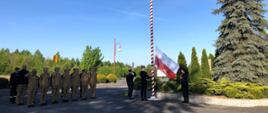 Zdjęcie_przedstawia_moment_uroczystego_podnoszenia_flagi_państwowej_RP_na_maszt