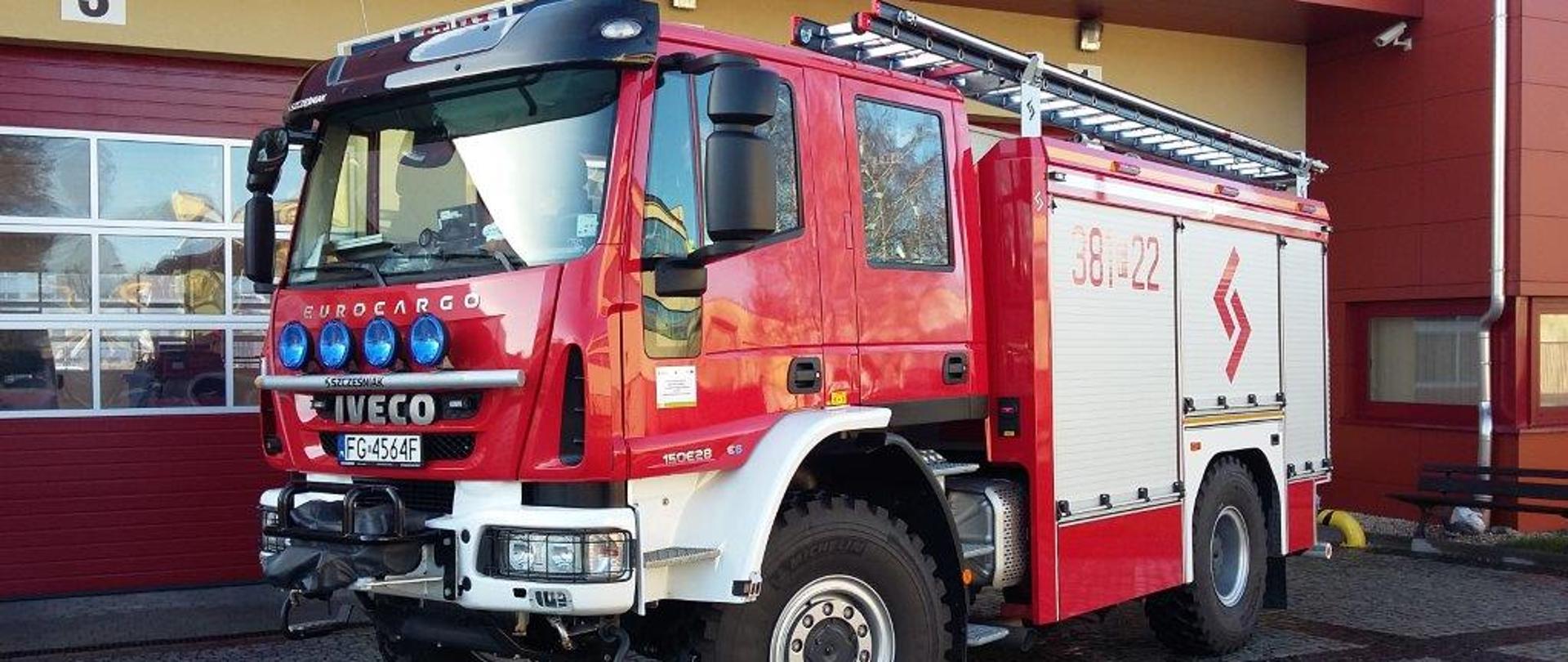Zdjęcie przedstawia średni samochód ratowniczo-gaśniczy do gaszenia pożarów w trudno dostępnym terenie. 