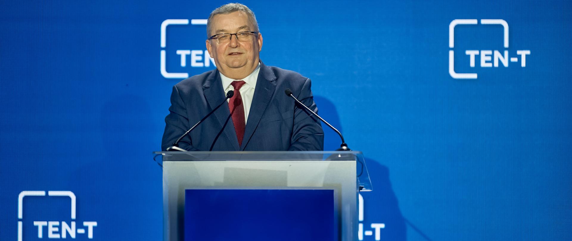 Minister infrastruktury Andrzej Adamczyk podczas otwarcia konferencji