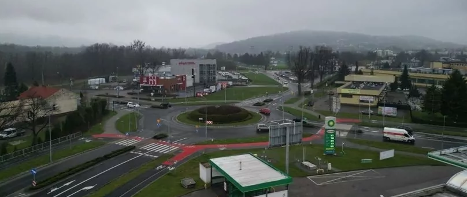 Rondo im Gen. Okulickiego w Wadowicach, na których krzyżują się dwie drogi krajowe: DK28 i DK52