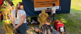 Strażacy prowadzili praktyczne ćwiczenia z zakresu resuscytacji krążeniowo oddechowej z wykorzystaniem fantomu szkoleniowego. 