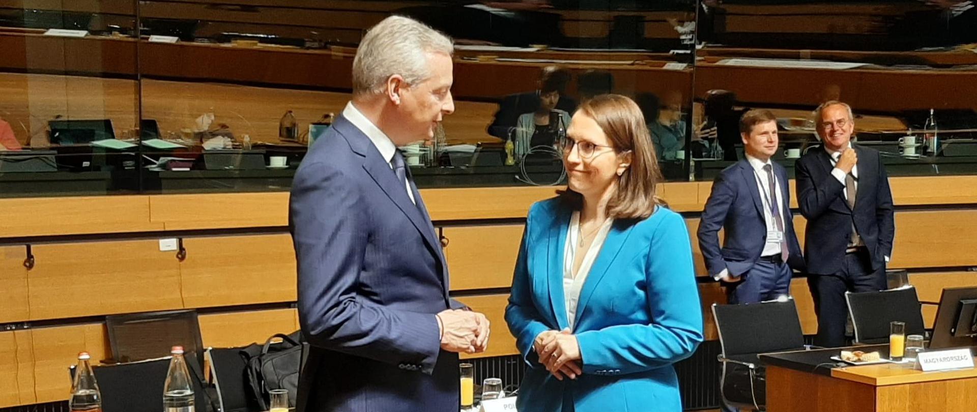 Minister Magdalena Rzeczkowska rozmawia z ministrem gospodarki i finansów Francji Bruno Le Maire.