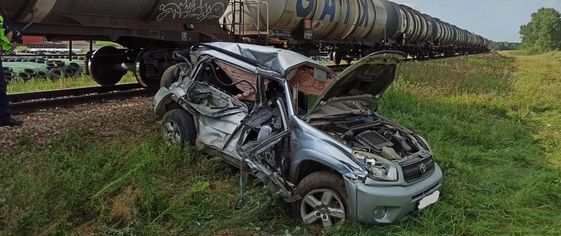 wypadek samochodu osobowego z pociągiem w miejscowości Wołyńce