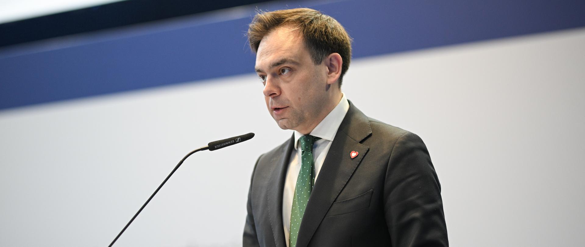 Minister Finansów Andrzej Domański podczas przemówienia na seminarium.
