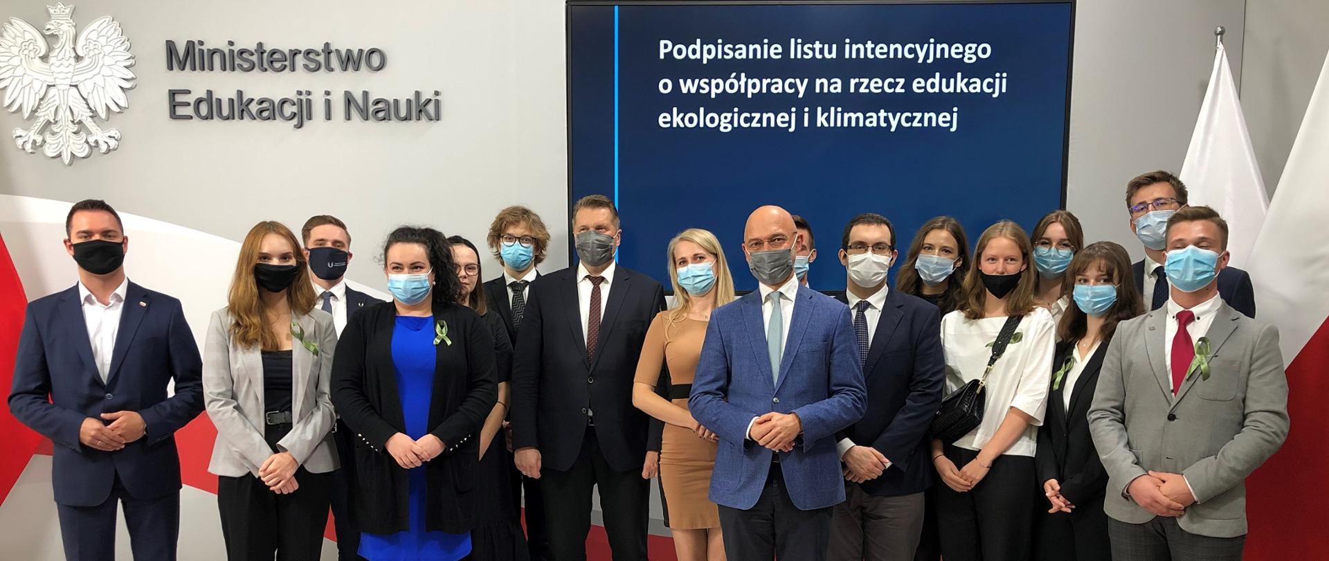 Zdjęcie przedstawia ministra edukacji i nauki oraz ministra klimatu i środowiska oraz uczestników spotkania.