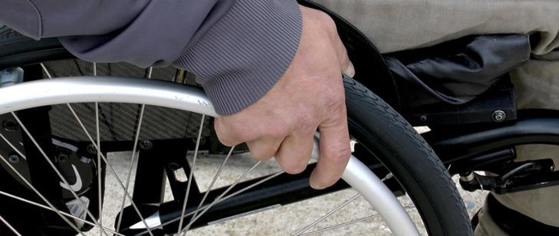 Osoba na wózku inwalidzkim 